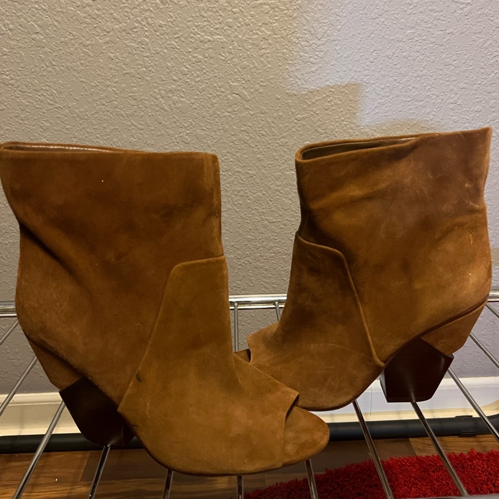 VINCE CAMUTO Suede peep toe booties